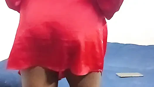 Arzulu kısa saçlı zenci kadın