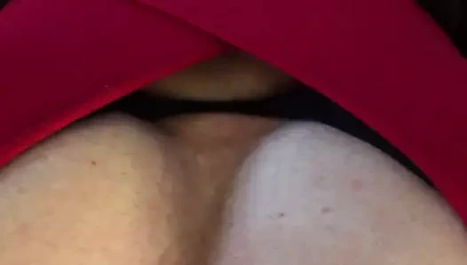 Kırmızı elbiseli göğüsler