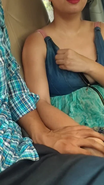 Обязательный для просмотра момент из "Индийскую симпатичную тинку трахнул пальцами ее отчим во время вождения!!"