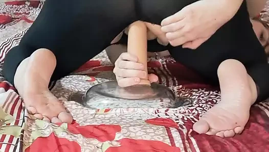 Seksi kız yırtık pantolonlu büyük dildoya biniyor