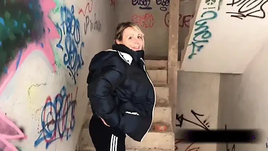 Azgın evli kadın luna terk edilmiş evde yoğun anal seks yapıyor - açık havada bakış açısı gerçek çift