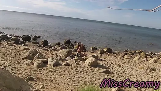 Yabancılar karımı çıplak bir plajda büyük yarağıma dokunup sikerken yakaladı