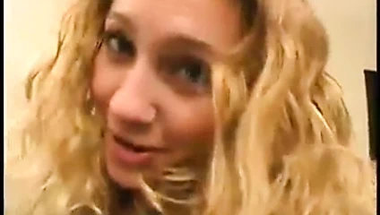 Misty baştan çıkarıcı bir şekilde kendine dokunabilir