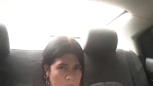 Latin sürtük uber'de mastürbasyon yaparken kocasını arıyor.