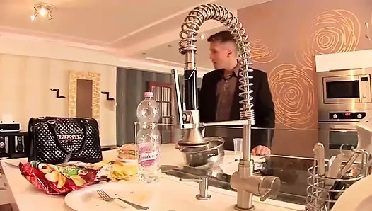 Tatlı hizmetçi işvereni tarafından sikiliyor