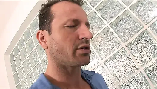 Muhteşem hizmetçi patronundan 3'ünü sikiyor