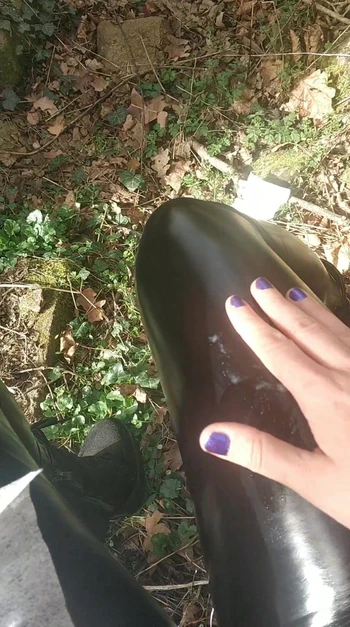 Играю со спермой на моих блестящих латексных леггинсах