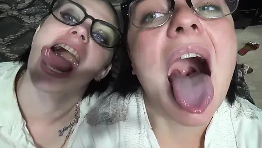 İki iş kadını seni bütün yemeden önce ağızlarıyla ve dilleriyle seni alay ediyor!