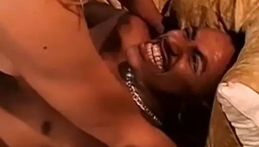 Yeni ev hanımını sikiyor ve ona en iyisini veriyor