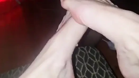 Bir ayak tutkunları cenneti, kocasının büyük yarağı için fışkırtmayı kayganlaştırıcı olarak kullanıyor