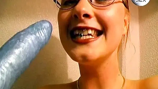 Ateşli orta yaşlı seksi kadın sıkı bir yarak emiyor