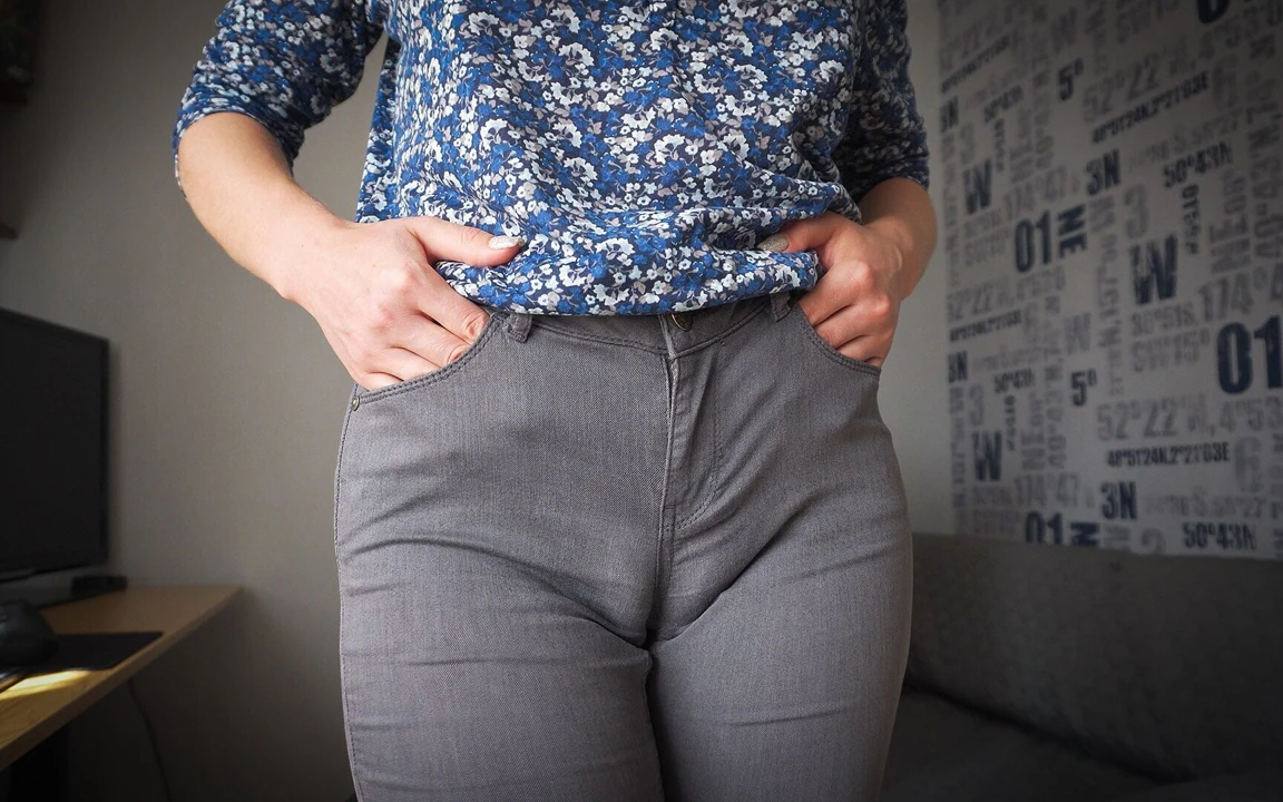 colega seduz você com capô de camelo em jeans apertados
