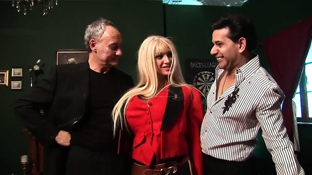 Büyük bir yarakla götten sikiliyor