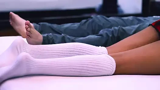 Kız öğrenci okul müdürünü baştan çıkarıyor ve ailesi uzaktayken onu odasında sikiyor.