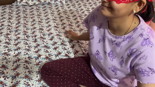 Ateşli Hintli ev hanımı yatakta yakın çekim seks