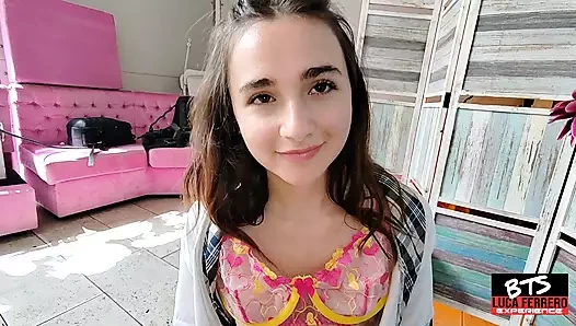 Hey bebeğim, yardım et, çünkü sahneyi başlatmak üzereyiz.