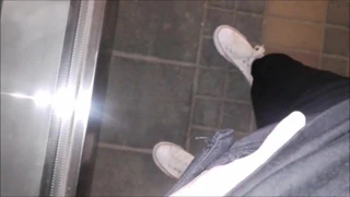 Kız yürüdü ve klitorisini çekiştirdi