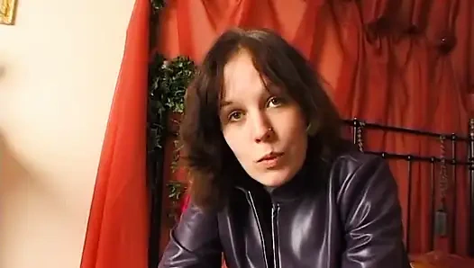 Küçük memeli esmer amını parmaklıyor ve ovuyor