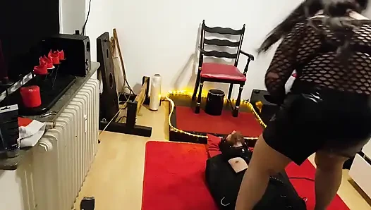 Lave in ledersack teil 1 - MILf domina neckt gefesselten schwanz beim edging beim verweigerungs-BDSM