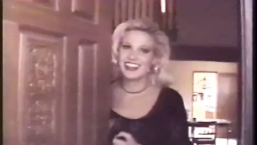 Çarpıcı sarışın kız eğiliyor ve arkadan sert sikiliyor