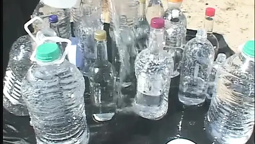 İki hatun açık havada oral ve anal seksin tadını çıkarıyor ve dölle doluyor