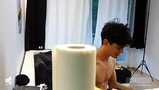 Alman genç twink'in deliği her yarağı yiyor, aynı anda iki bile (caruso vidno.73)