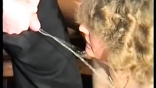 Almanya'dan sarışın sürtük işedikten sonra yarağını emiyor