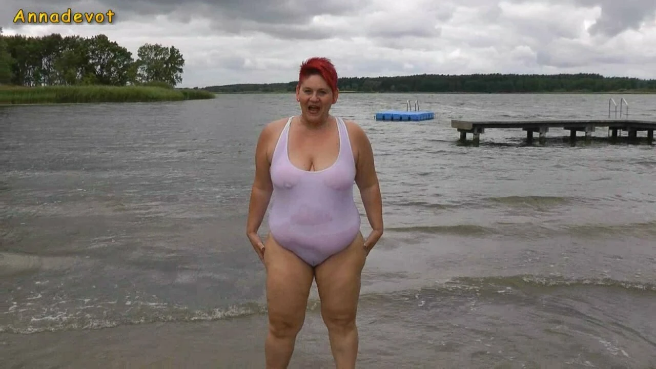Annadevot - în costum de baie alb în lac