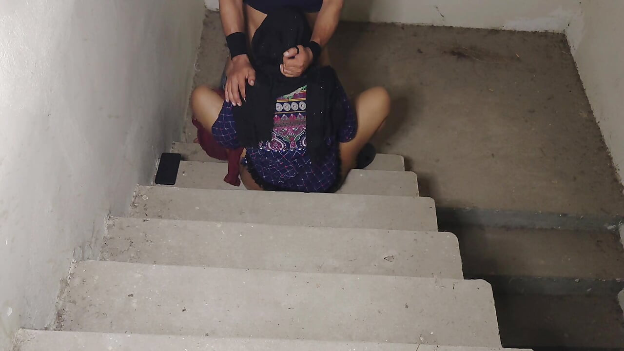 Kız arkadaş ki chodai merdivenlerde sakso çekiyor domaltarak sert sikiş 🔥