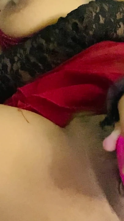 Ateşli Hintli kız sert amcık sikişinin tadını çıkarıyor | Klip 1