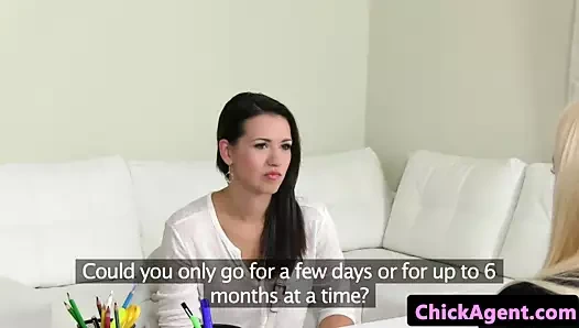 sarışın döküm ajan oyuncaklar müşteri üzerinde kanepe