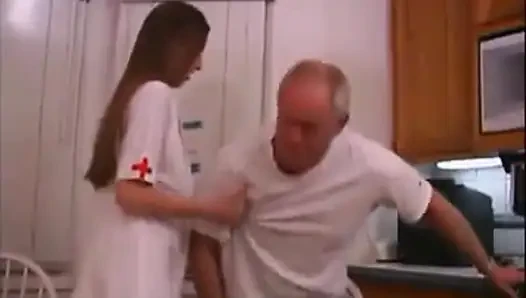 Yaşlı adam azgın hemşireyi sikiyor