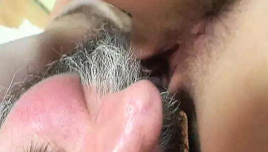 Kiminle sikiştiği umurumda olmayan bir genç kız