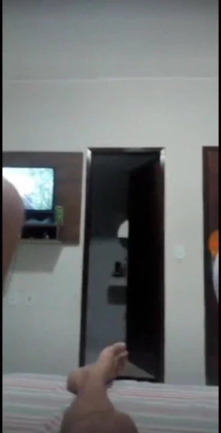 ESPOSA TROCANDO DE ROUPA