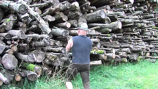 Sarışın canavar bir yarağı emiyor ve sonra ağzına boşaltıyor