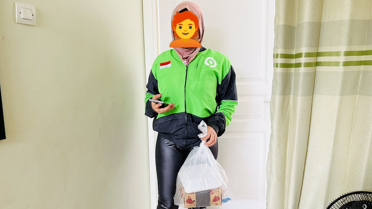 Masum bir kurye edişsiz bir adam tarafından eşek şakası yapıyor