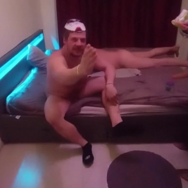 Бисексуального мужа трахнула бисексуальная группа