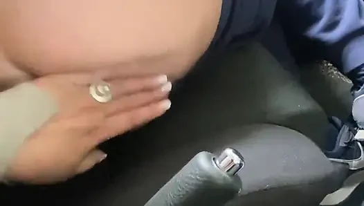 Arabada götünü parmaklıyor