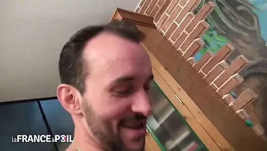Azgın sarışın sürtük yarağın her yerine salya akıtıyor