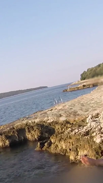 Genç öğretmen hırvatistan'da herkesin önünde halka açık bir plajda yarağımı emiyor - yakındaki insanlar için çok riskli - misscreamy | Klip 1