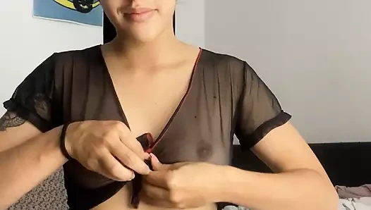 Türbanlı Arap kadın göğüslerini havada bırakarak şehvetli bir striptiz yapıyor