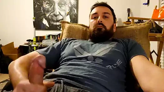 Bearded muscle baba cums üzerinde tshirt