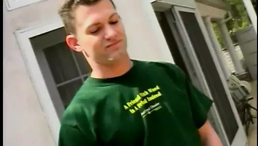 Sarışın genç kız açık havada arkadan sert sikiliyor