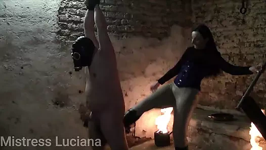 Kölenin taşaklarını şiddetle tekmeliyor