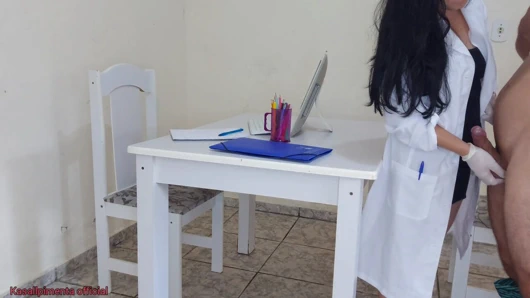 Doktor Jennyfer sınav sırasında ereksiyon problemini çözüyor!