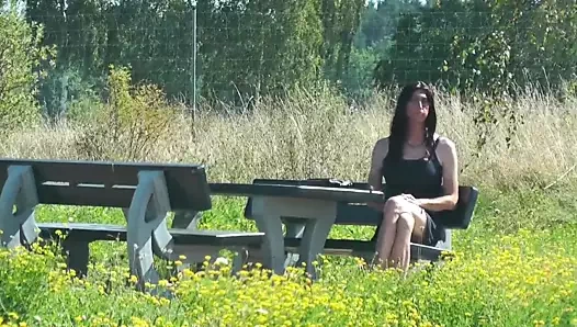 Crossdresser açık havada onun fişini çeker