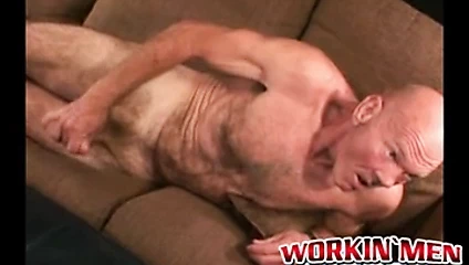 Yaşlı adam sırt üstü uzanır ve sertleşene kadar horozunu çeker