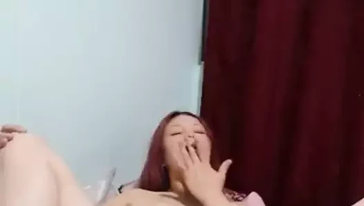 Heyecan verici müzik, kızıl saçlı mastürbasyon yapıyor ve yarak emiyor