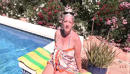 Meeting Hot Mature MILF Maggie Moon at the Hotel Pool