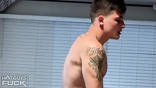 Seksi! Ateşli çift manzaralar için seks yapıyor. Göt zıplıyor.